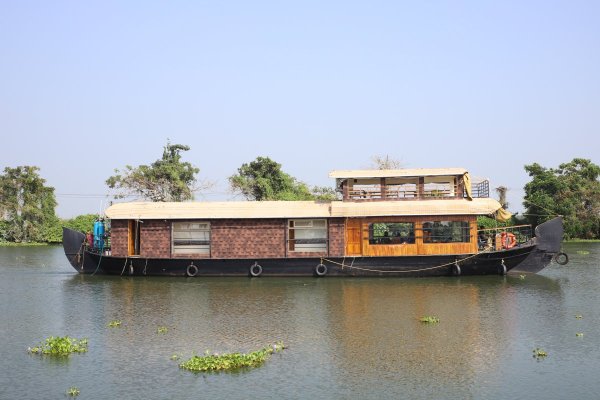 Kochi – Athirappally - Munnar  – Alleppey/ Kumarakam Resort  -  House Boat - Varkala/ Kovalam  - Poovar